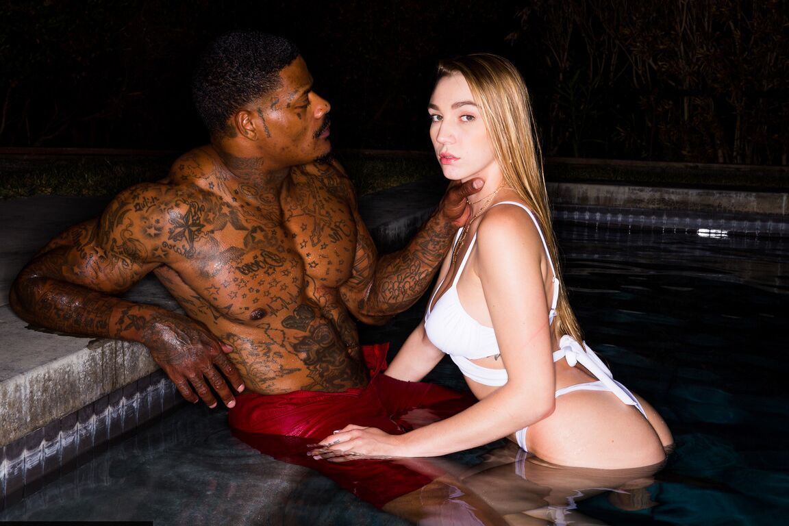21P La seductora adolescente Kendra Sunderland hace alarde de sus grandes tetas