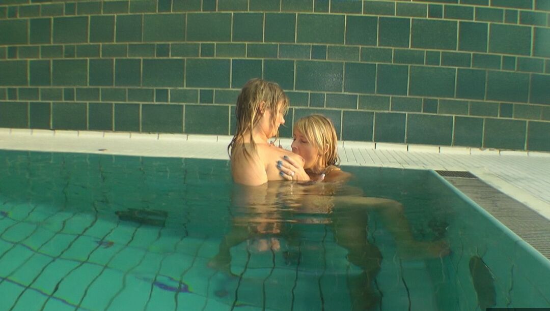 16P Mulher madura, Sweet Susi, faz sexo lésbico em uma piscina coberta