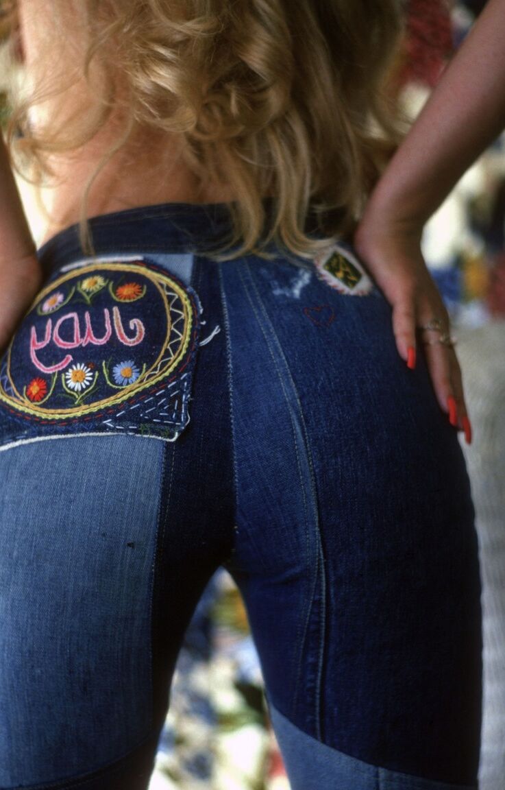 14P La modelo rubia con curvas Judy Clayton muestra sus grandes tetas y su coño peludo