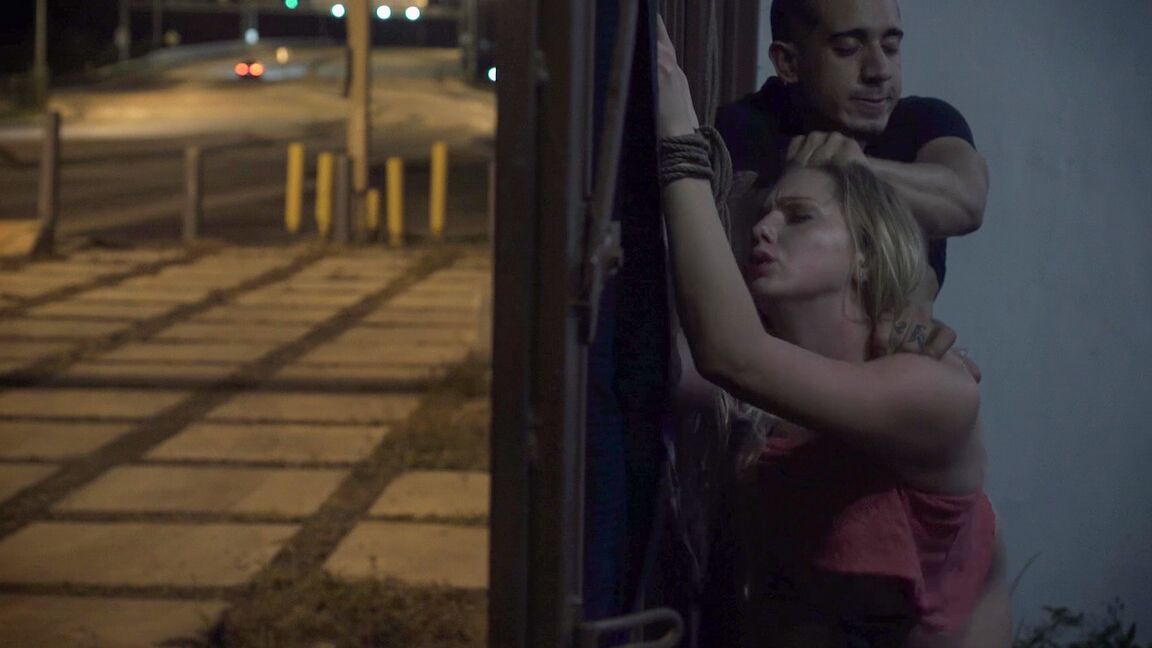 15P La blonde Lilly Sapphire est traînée dans une ruelle la nuit et baisée
