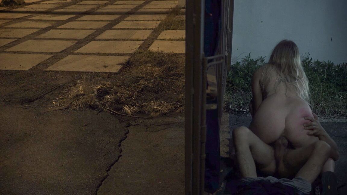 15P La blonde Lilly Sapphire est traînée dans une ruelle la nuit et baisée