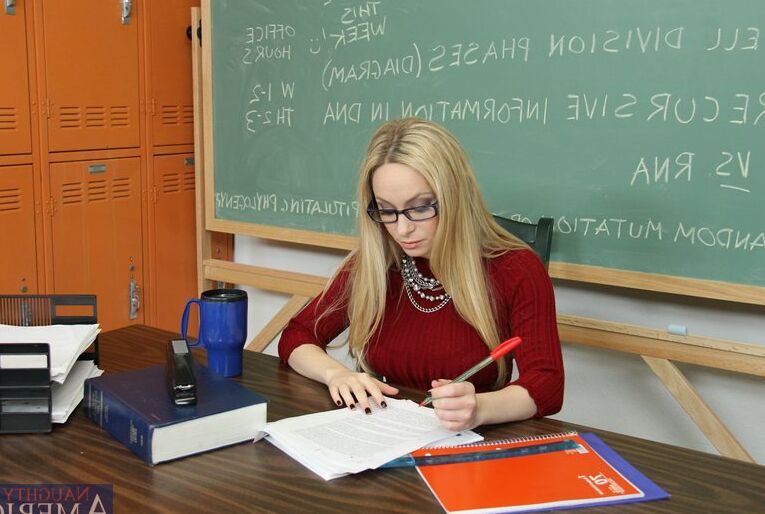 21P La profesora madura Aiden Starr chupa una polla enorme y un alumno le lame el coño