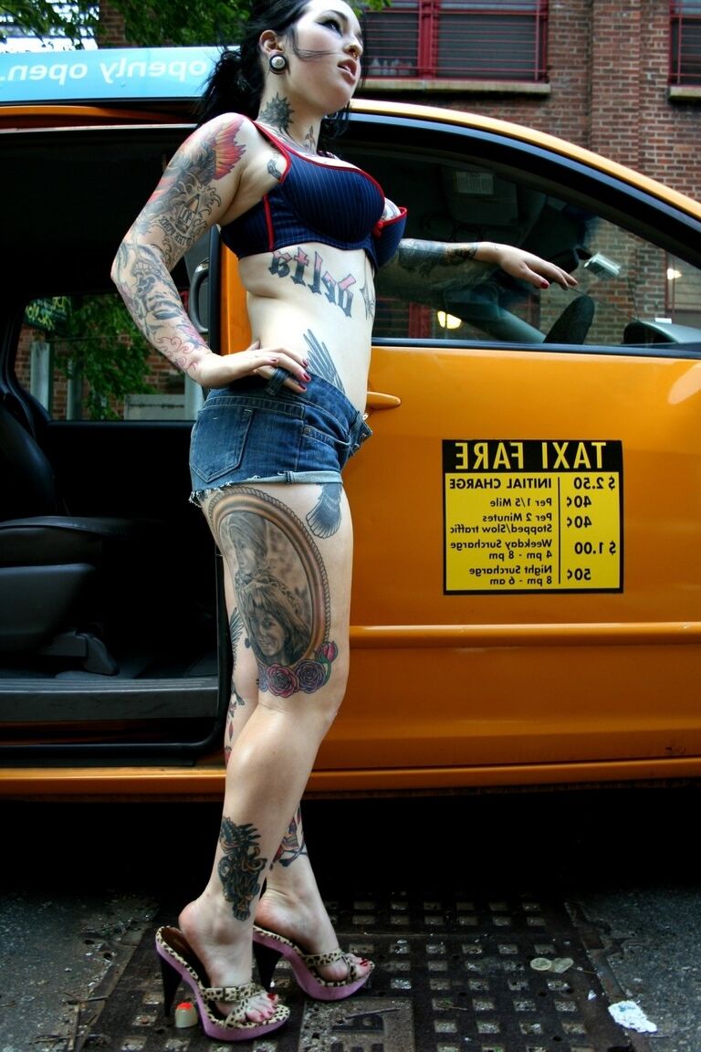 17P Tattooed cab driver gets undressed and masturbates in the back seat naked