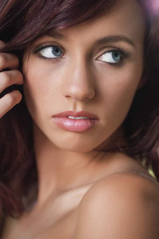 15P La belle rousse Victoria Lynn dévoile ses seins fermes pour une pose nue.
