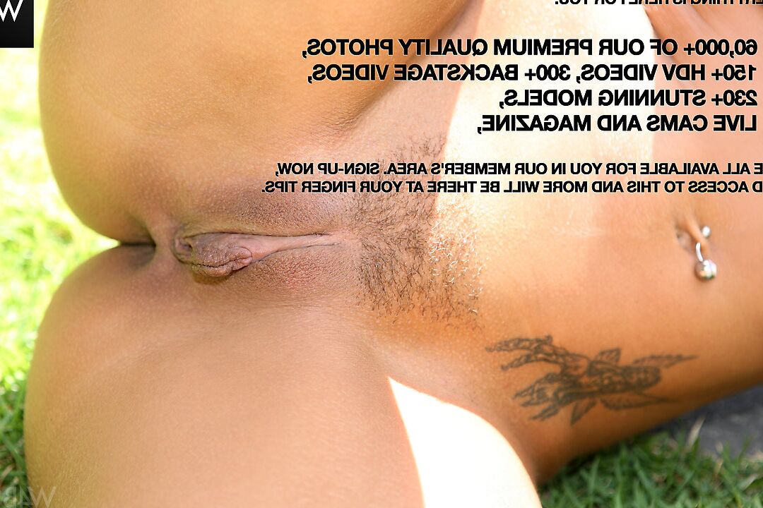 16P La MILF rousse Ashley Bulgari se déshabille avec des bottes en daim pour poser nue sur la pelouse.