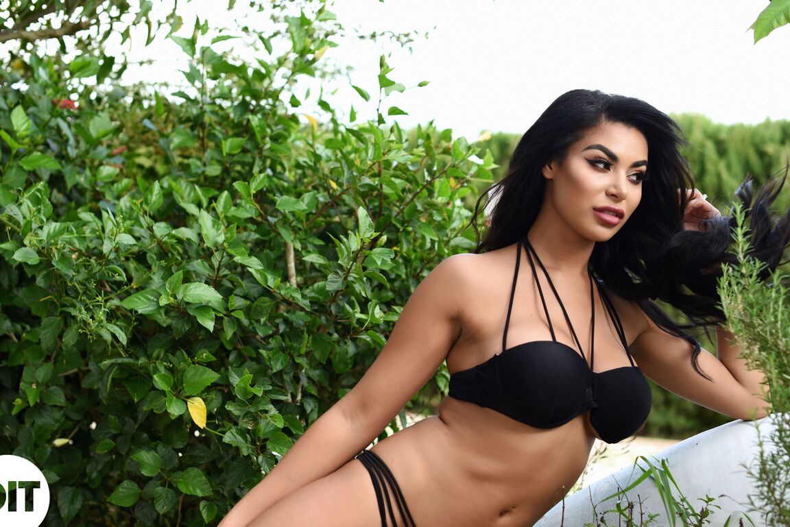 21P British MILF Olivia Berzinc mostra seus peitos grandes e sua boceta saborosa ao ar livre