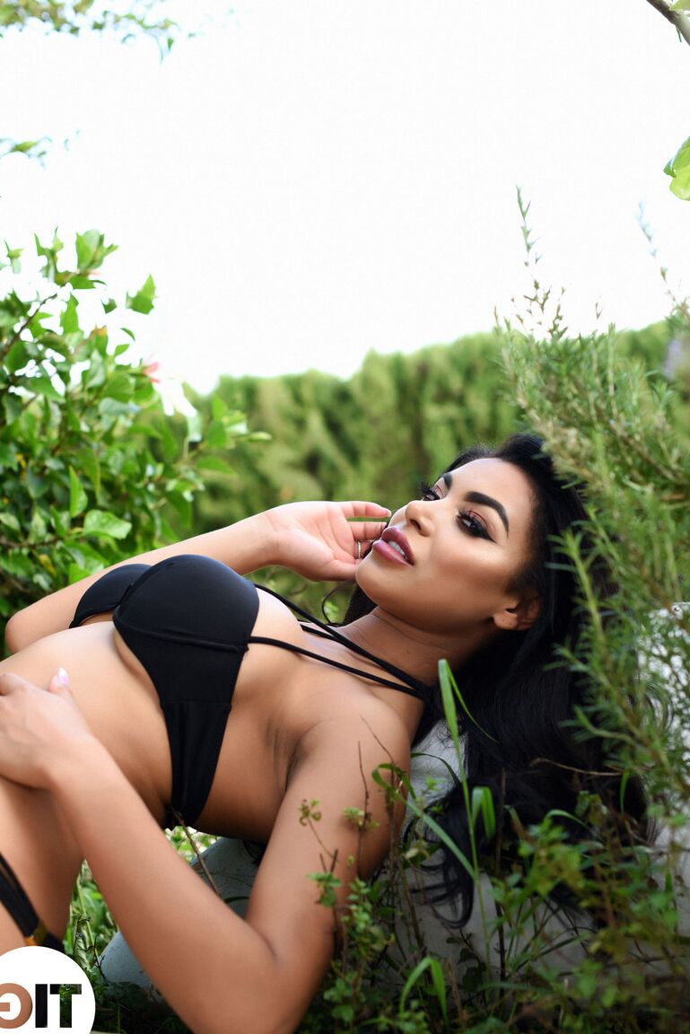 21P British MILF Olivia Berzinc mostra seus peitos grandes e sua boceta saborosa ao ar livre
