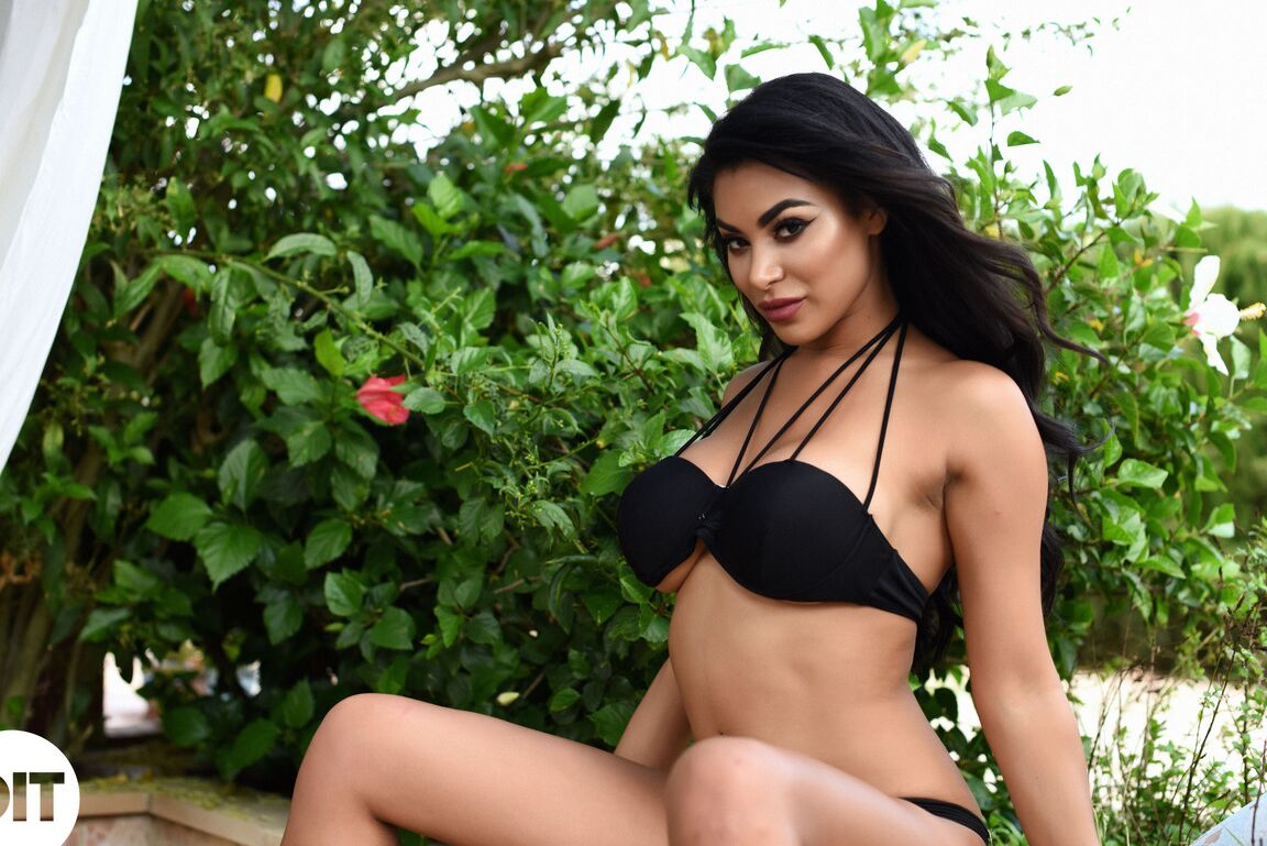 21P British MILF Olivia Berzinc mostra seus peitos grandes e sua boceta saborosa ao ar livre