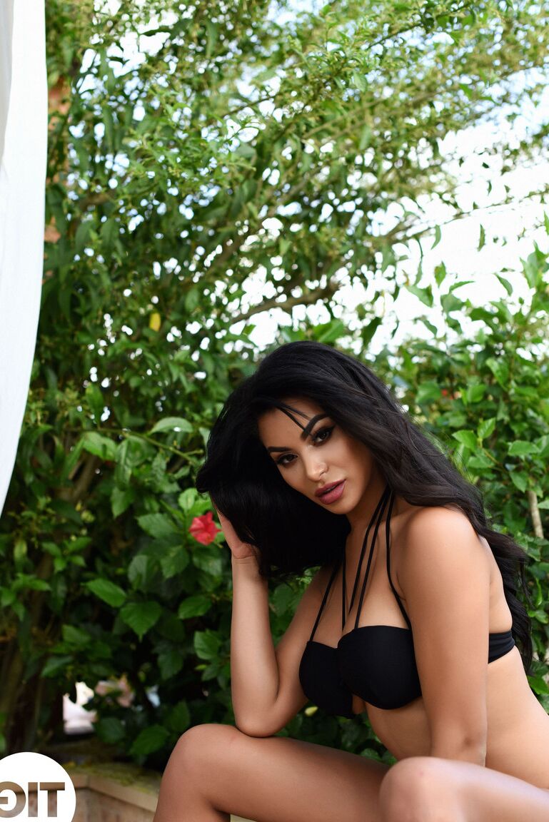 21P British MILF Olivia Berzinc mostra seus peitos grandes e sua boceta saborosa ao ar livre
