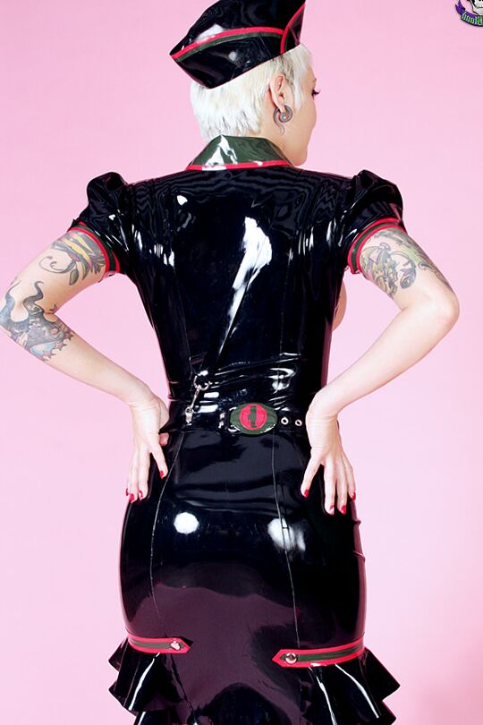 18P loira curvilínea em uniforme de fetiche brilhante