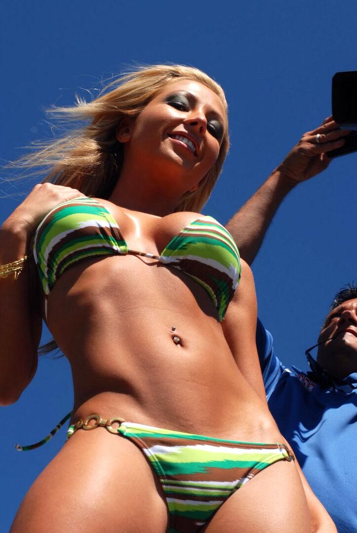 15P Fitness Beauties в зеленом топе