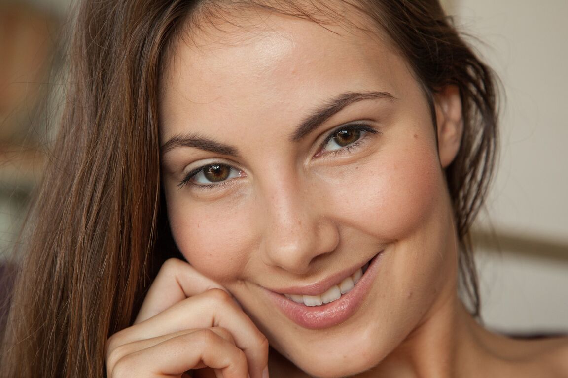 21P Linda adolescente tcheca Connie Carter mostrando sua buceta aparada