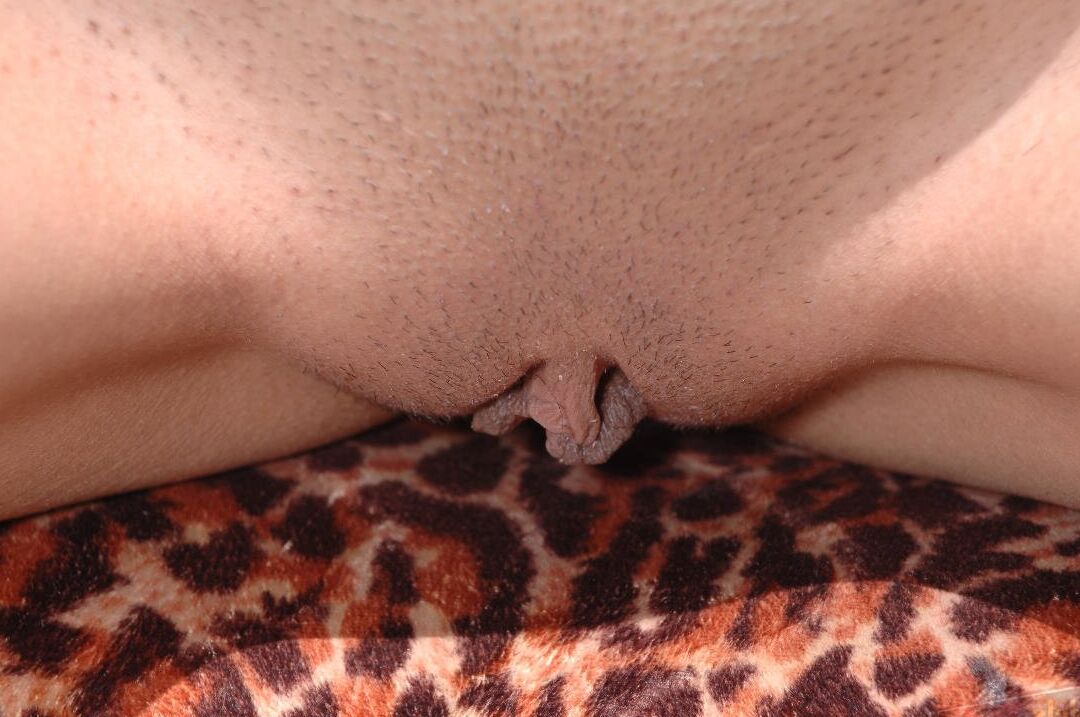 16P Alexis, première minuterie, se débarrasse de son bikini noir pour se mettre nue avec des talons.