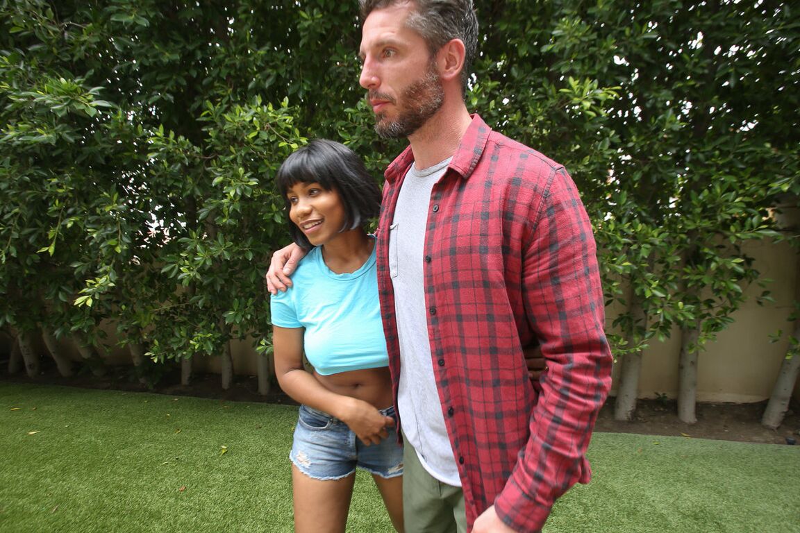 21P Sexy ébano Jenna Foxx masturba um pau branco com seus peitos suculentos e fode