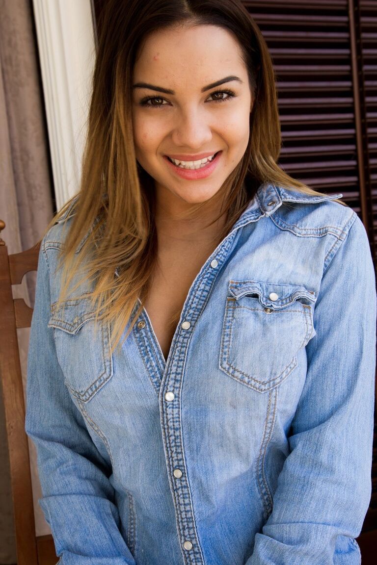 12P A modelo adolescente Lacey Banghard mostra seus belos seios enquanto tira a camisa e o maiô