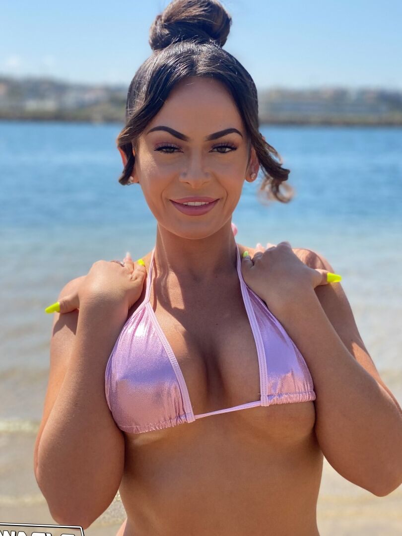 20P Kiki Klout, une Latina, enlève son bikini avant de sucer une bite bien dure.