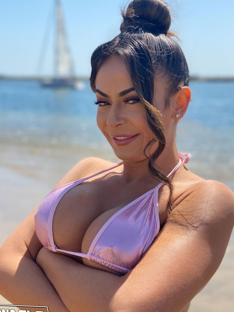 20P Kiki Klout, une Latina, enlève son bikini avant de sucer une bite bien dure.