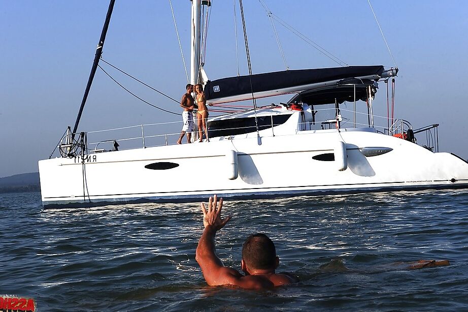 16P La plantureuse Colette W. en bikini se fait sodomiser en groupe en plein air