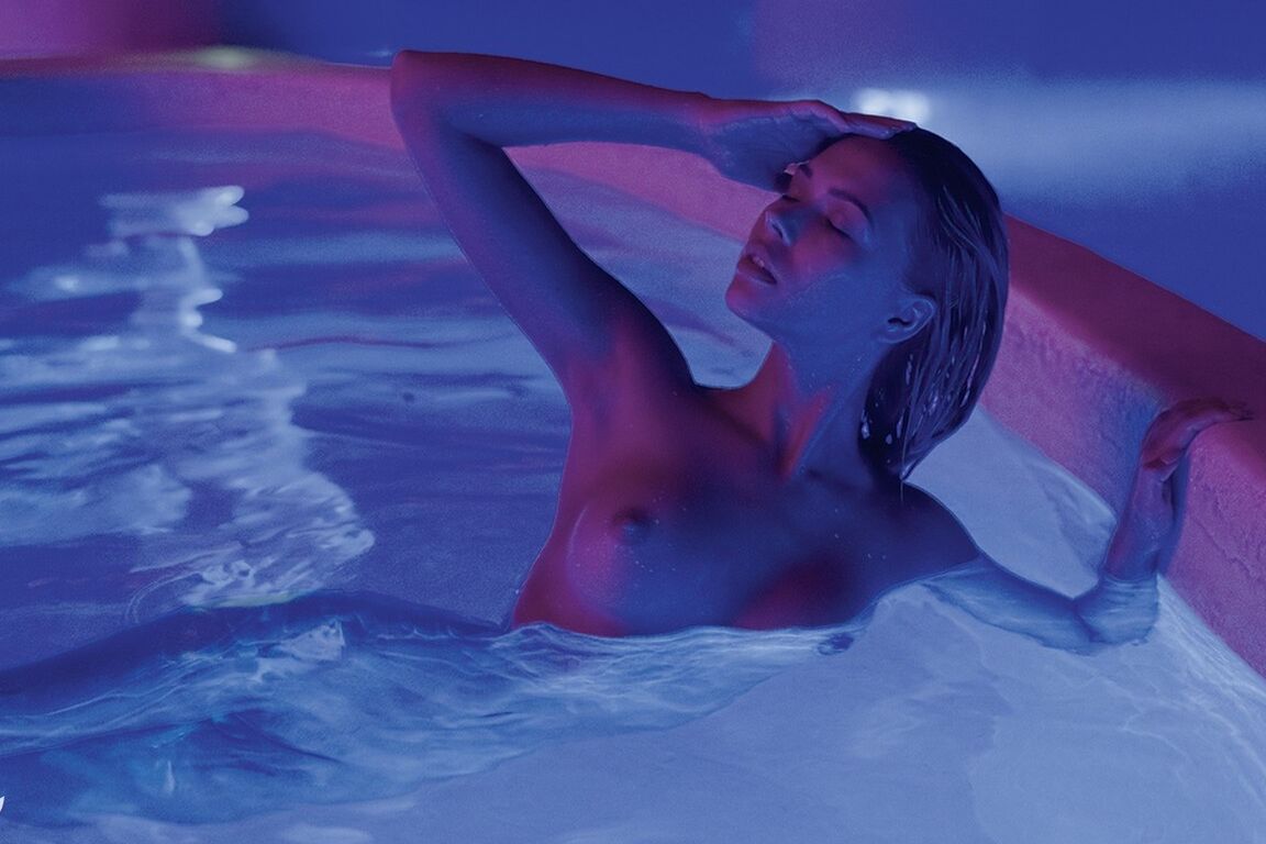 12P Модель на развороте Сандра Кубицка промокла во время работы моделью для Playboy