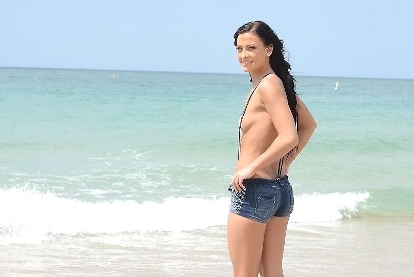 16P A bela despida Kelly Diamond X está mostrando seu corpo na praia