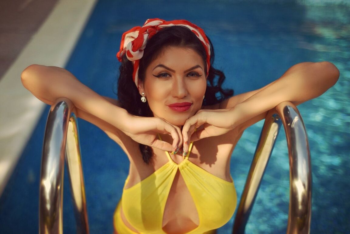 15P Latina morena de grandes tetas Jessica muestra su escote en bañador amarillo