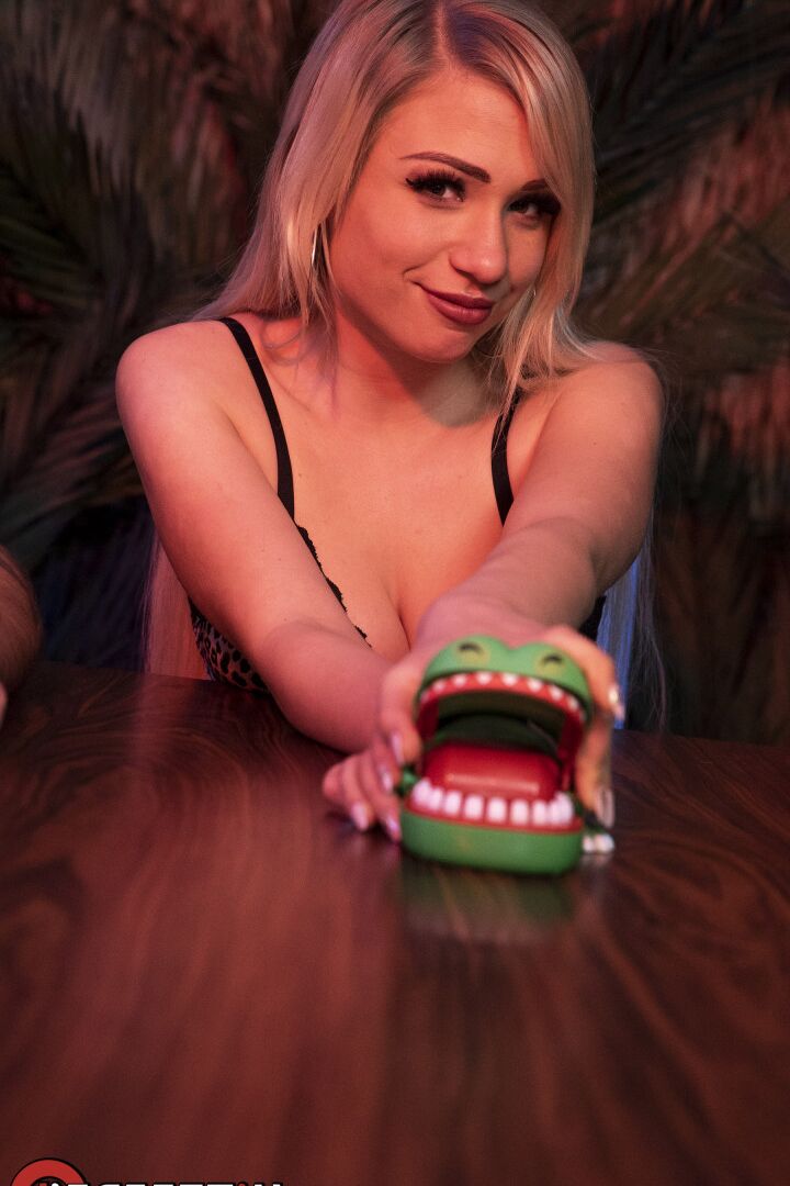 20P セクシーなサラ スターとエッチなガビ ゴールドはすでに濡れていましたが、アンディ スターはまだ