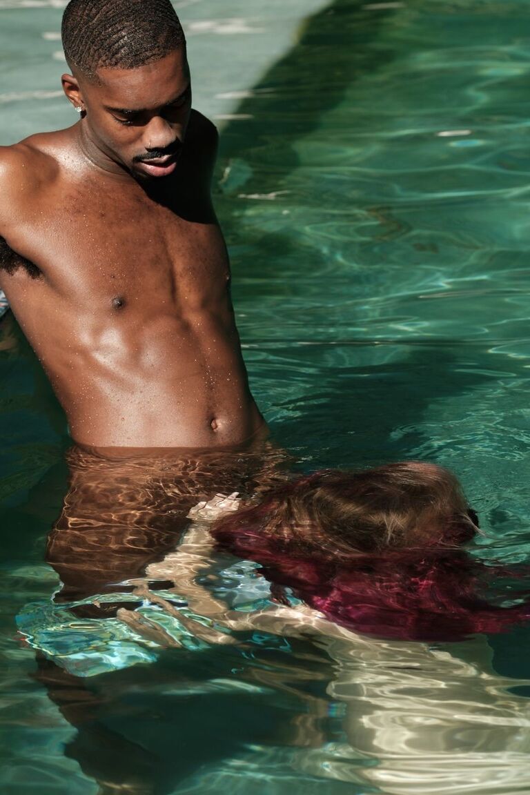 Haley Reed, star du porno mince de 17P, fait une pipe interraciale.