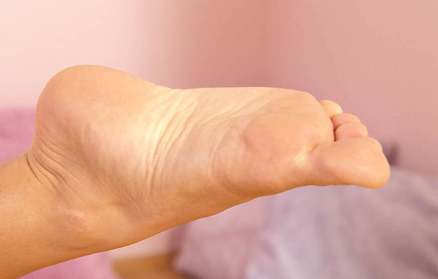 21P, la jeune hongroise Rita Faltoyano se déshabille et se masturbe dans un solo de fétichisme des pieds.