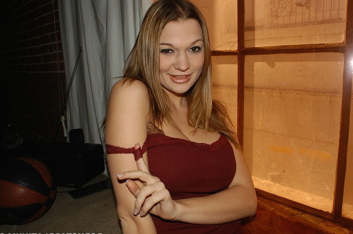 21P Das wunderschöne Babe Cassandra Calogera neckt mit ihren großen Titten