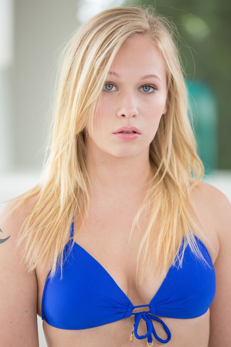 20P Loira adolescente sexpot Dakota James chupando e montando dois grandes galos pretos