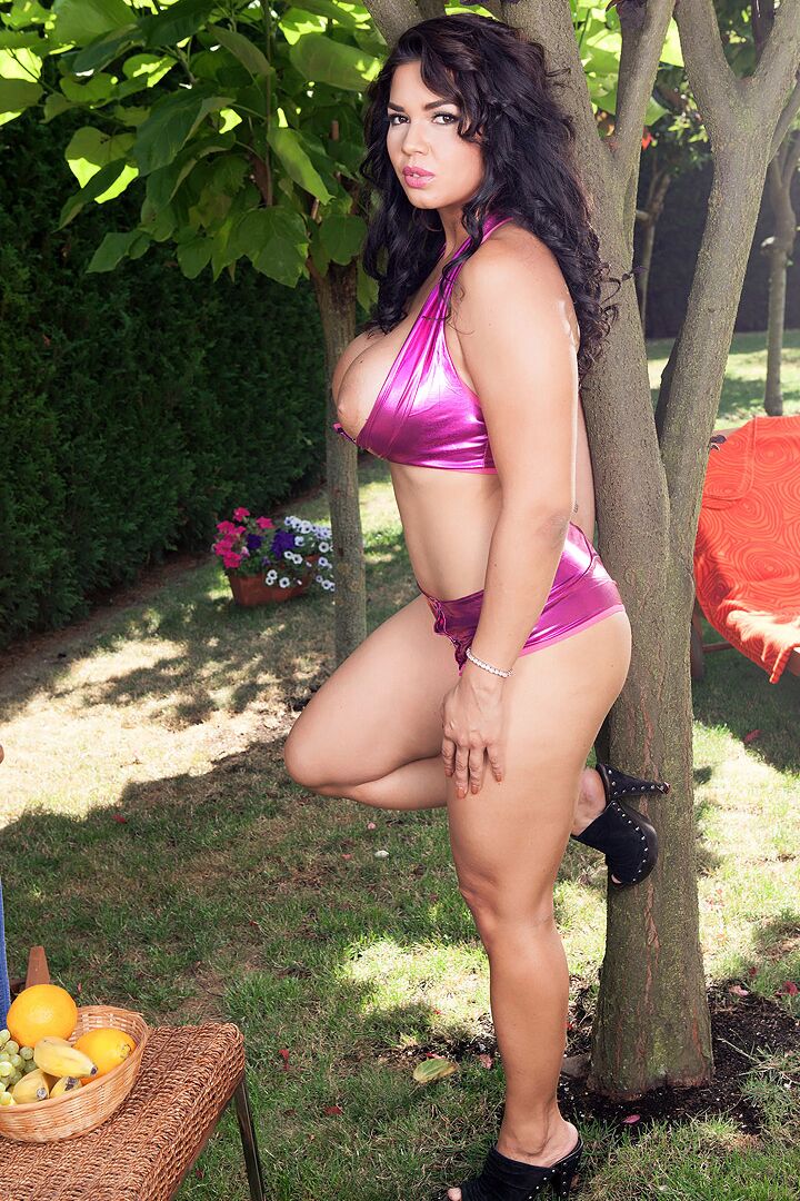 16P La MILF caliente Chloe Lamoure pierde sus tetas mejoradas de la parte superior del bikini en el patio