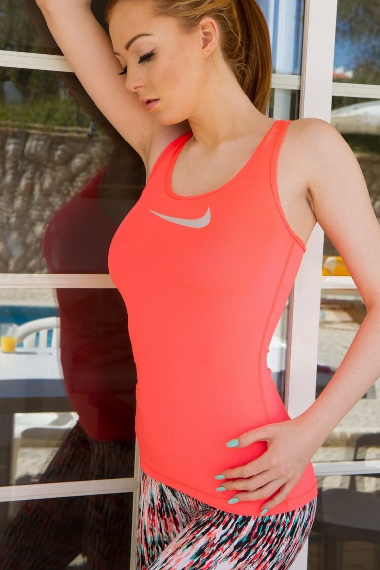 A modelo 12P Fitness Alice tira a regata para fazer topless com suas calças justas de ioga