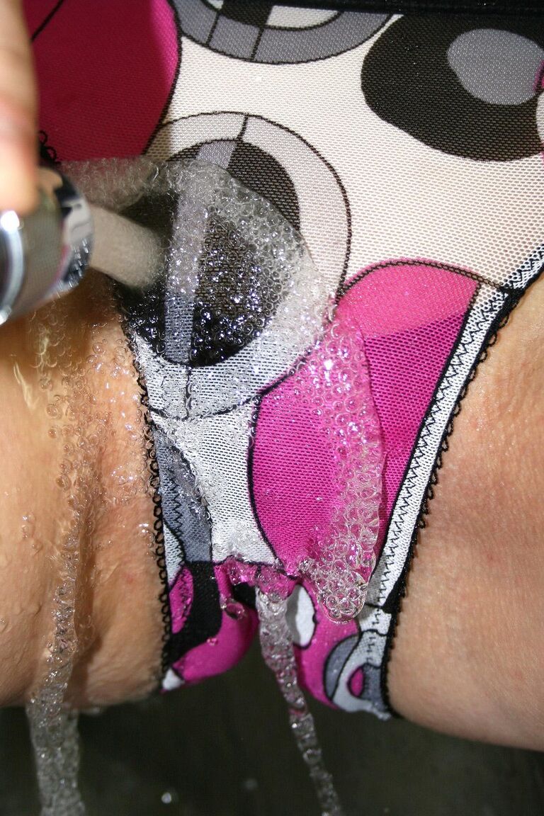 21P La morena amateur Julie F enseña sus grandes tetas y se masturba con agua