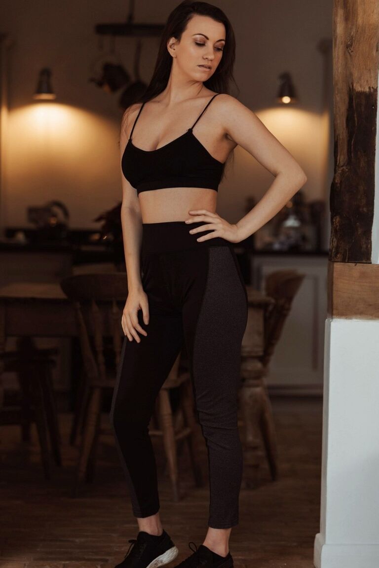 12P La modelo morena Michelle De Feo libera su cuerpazo de la ropa deportiva
