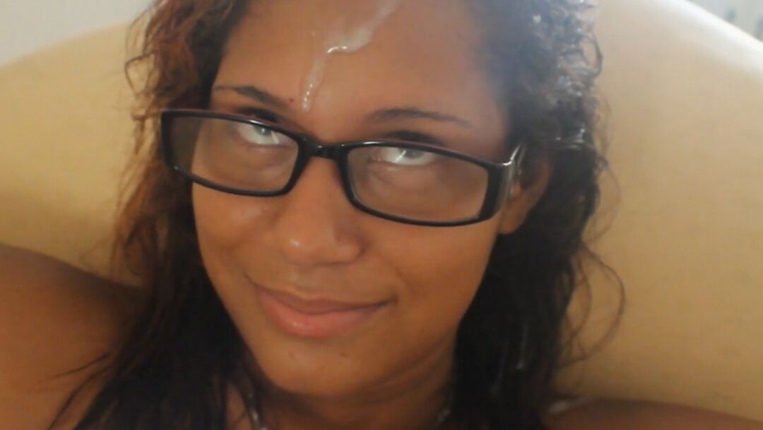 15P Amadora latina revela seus peitos enormes durante sexo POV com um homem negro