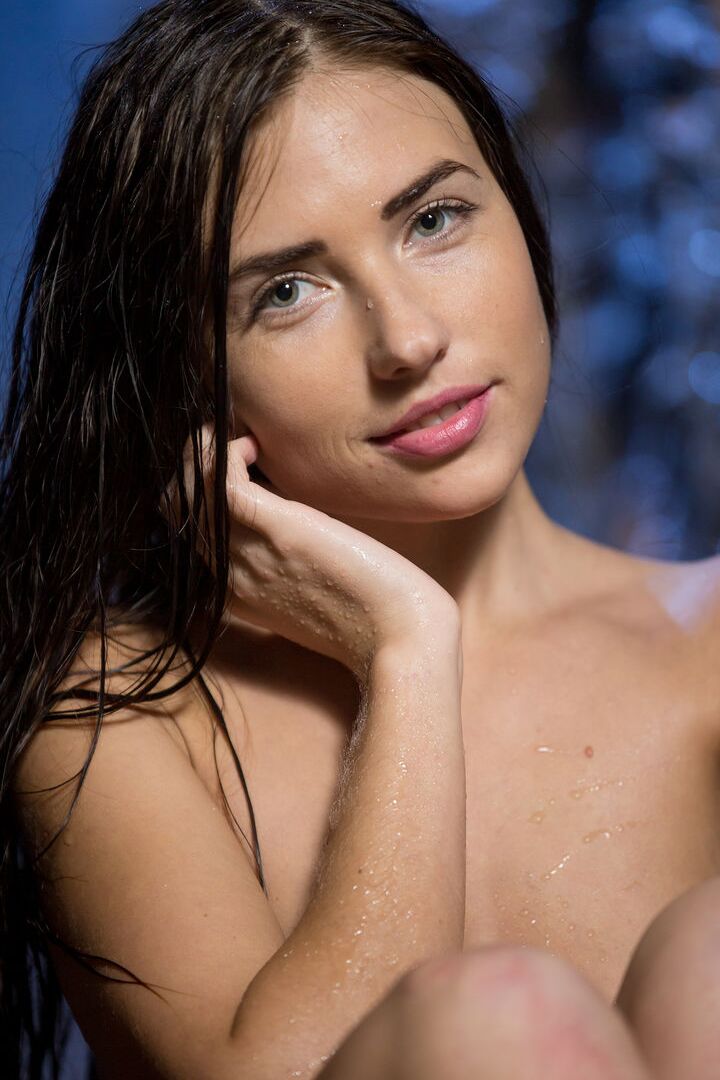 16P La hermosa adolescente Niemira luce la mirada mojada durante un compromiso como modelo desnuda