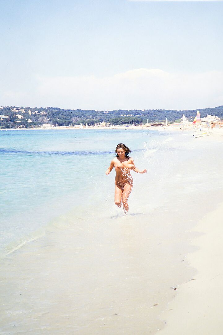16P Sexy MILF Stacy Owen cobre seus peitos grandes na areia em uma praia