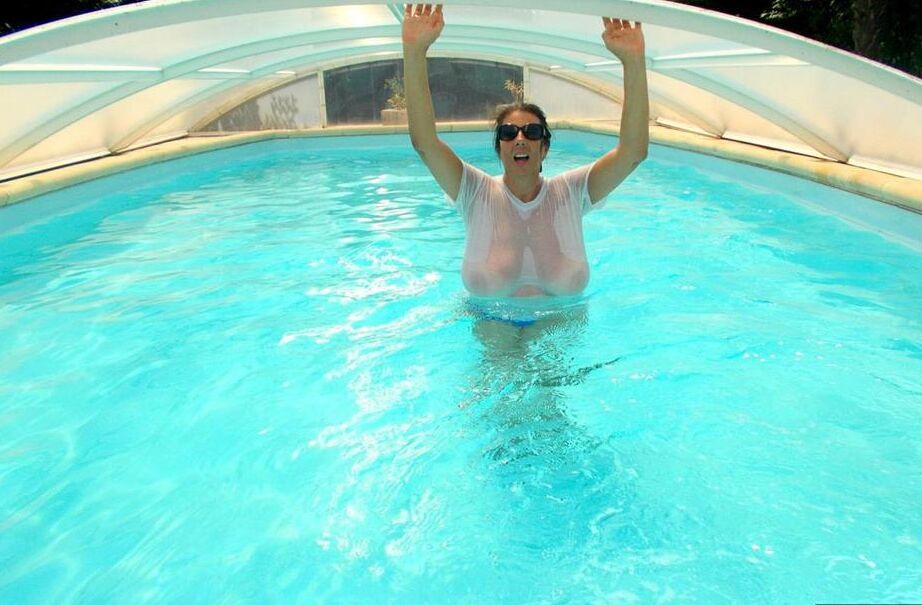 Die 20P britische Amateurin Lu Lu Lush lässt ihre riesigen Titten aus einem nassen T-Shirt in einem Pool frei