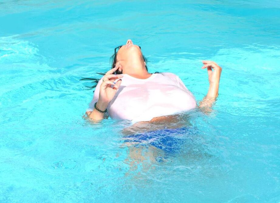 Die 20P britische Amateurin Lu Lu Lush lässt ihre riesigen Titten aus einem nassen T-Shirt in einem Pool frei