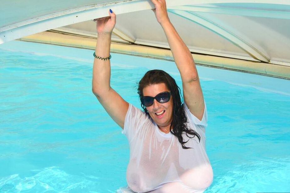 Die 20P britische Amateurin Lu Lu Lush lässt ihre riesigen Titten aus einem nassen T-Shirt in einem Pool frei