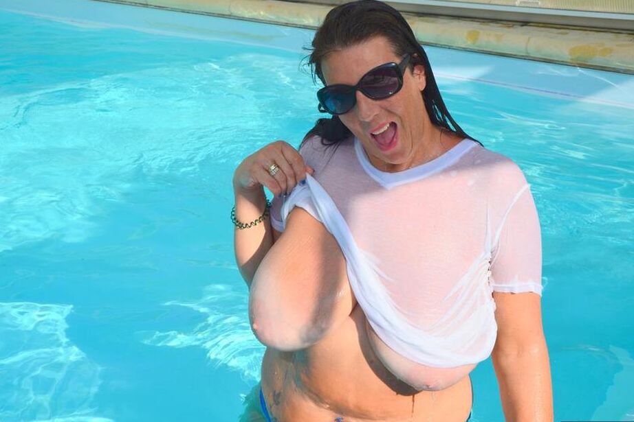 Die 20P britische Amateurin Lu Lu Lush lässt ihre riesigen Titten aus einem nassen T-Shirt in einem Pool frei