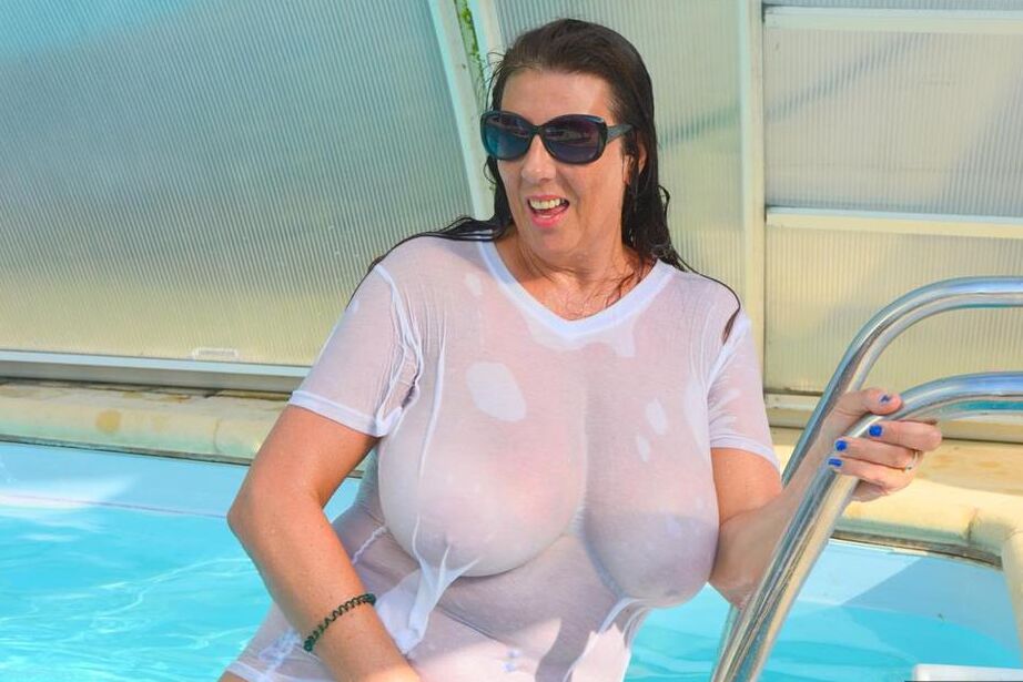 Die 20P britische Amateurin Lu Lu Lush lässt ihre riesigen Titten aus einem nassen T-Shirt in einem Pool frei