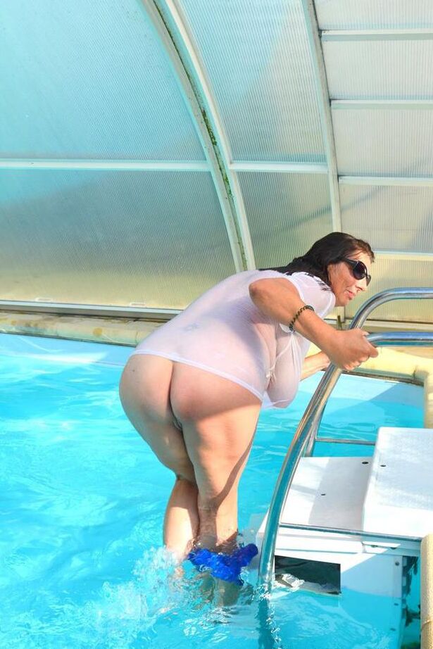 Die 20P britische Amateurin Lu Lu Lush lässt ihre riesigen Titten aus einem nassen T-Shirt in einem Pool frei