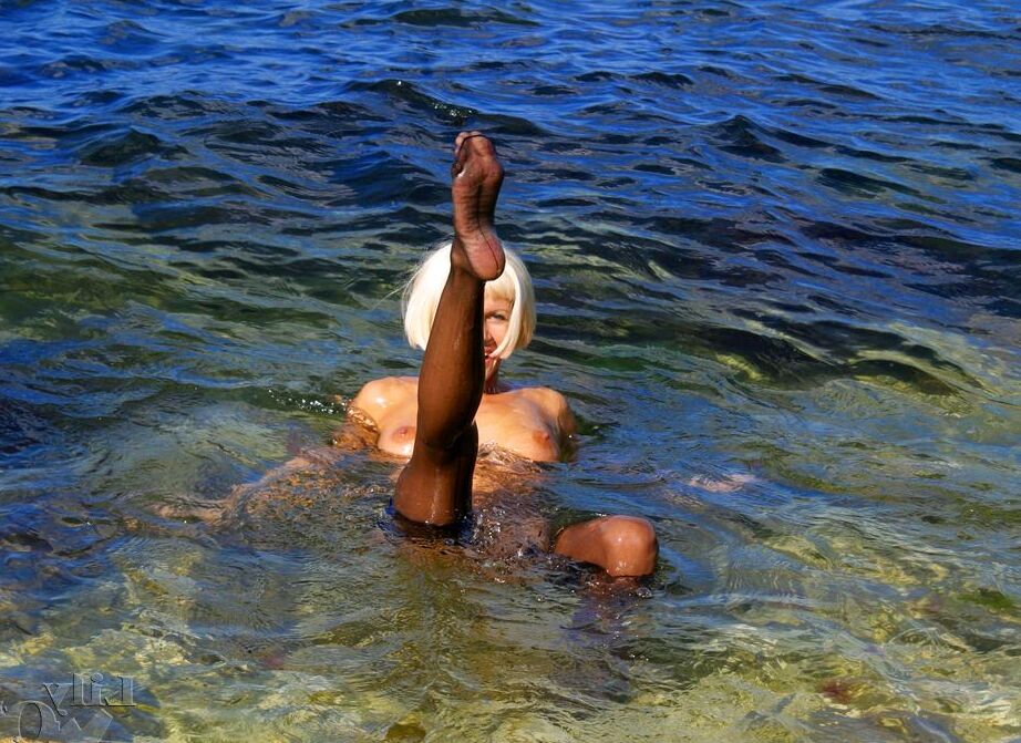 12P Sexy MILF rubia desnuda en medias al aire libre