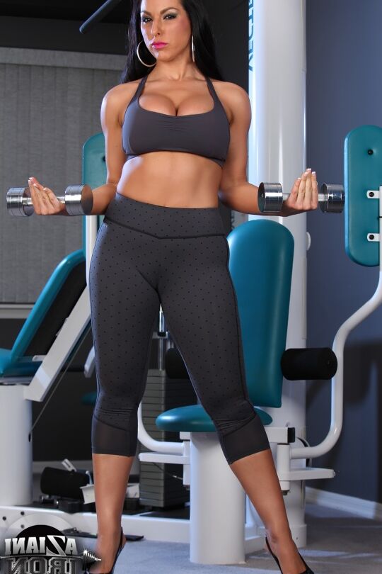 15P La culturista latina Brianna Jordan expone sus tetas durante un entrenamiento