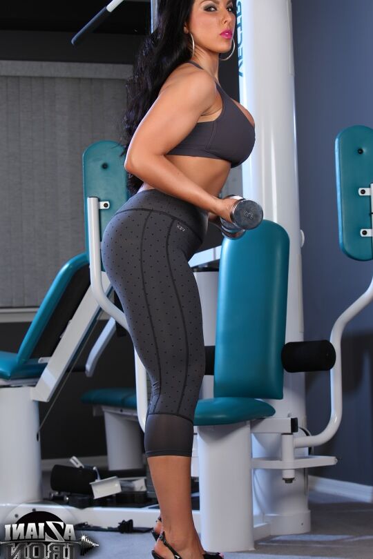 15P La culturista latina Brianna Jordan expone sus tetas durante un entrenamiento