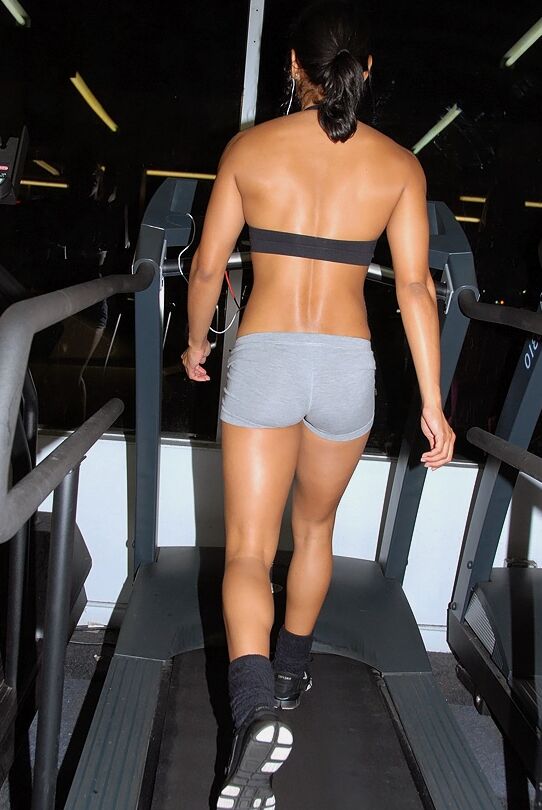 14P Photos de butin de MILF sportives – et séance d'entraînement cul nu avec une chaude blonde