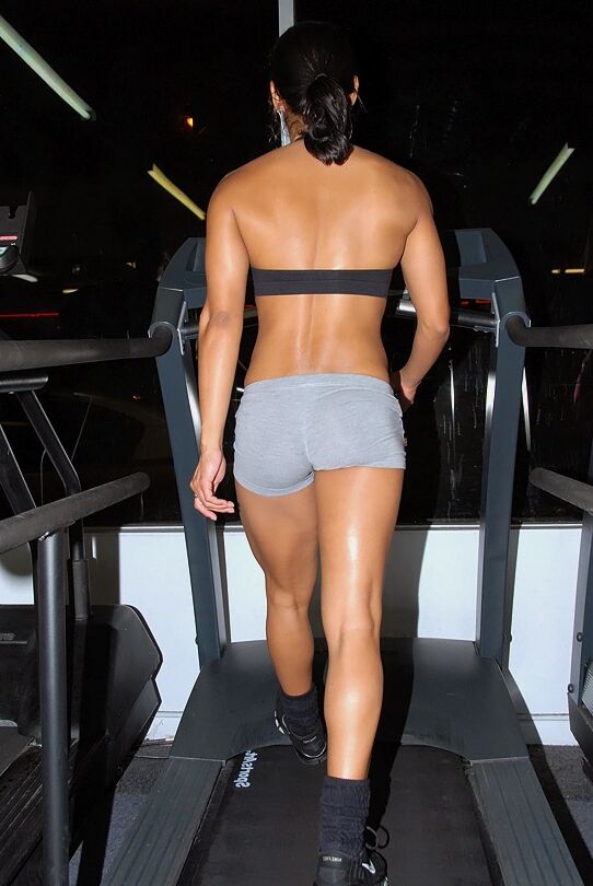 14P Photos de butin de MILF sportives – et séance d'entraînement cul nu avec une chaude blonde