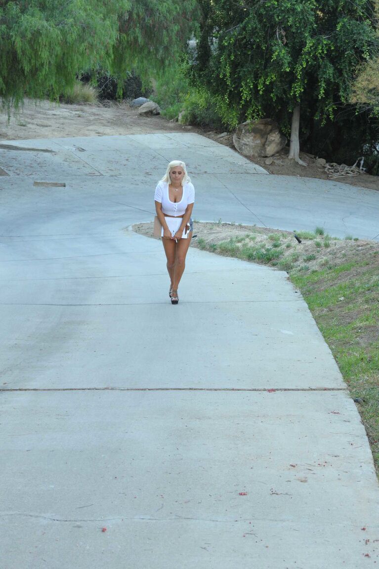 21P La impresionante rubia Jacky Joy seduce a un chico rico