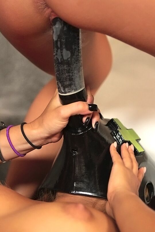 16P Stella Ferrari e sua namorada jogam jogos sexuais lésbicos excêntricos por dinheiro